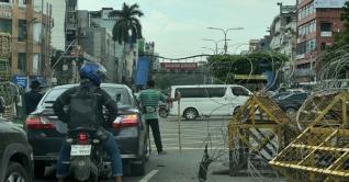 রাস্তায় নেই ট্রাফিক পুলিশ, সিগন্যালে শিক্ষার্থীরা রাস্তায় নেই ট্রাফিক পুলিশ, সিগন্যালে শিক্ষার্থীরা