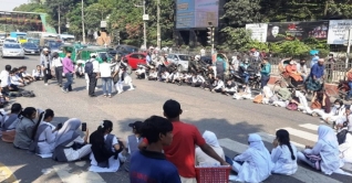 ধানমন্ডি-২৭ অবরোধ করেছে শিক্ষার্থীরা