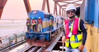 বঙ্গবন্ধু রেল সেতুতে চললো পরীক্ষামূলক ট্রেন বঙ্গবন্ধু রেল সেতুতে চললো পরীক্ষামূলক ট্রেন