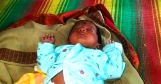 বিক্রি হওয়া শিশুকন্যাকে নিয়ে বাড়ি ফিরেছেন মা-বাবা