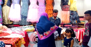 ঈদে শিশুদের পোশাকের বাড়তি দাম ঈদে শিশুদের পোশাকের বাড়তি দাম