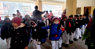 তীব্র শীতে বিপাকে স্কুলগামী শিশু শিক্ষার্থীরা