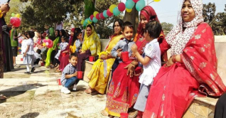 মায়ের পা ধুয়ে ভালোবাসা দিবস পালন করল শিশুরা