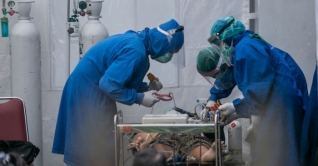 ইন্দোনেশিয়ায় অক্সিজেন সংকটে ৬৩ করোনা রোগীর মৃত্যু