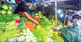 বাজারে শীতের সবজির আমদানি, দামও চড়া বাজারে শীতের সবজির আমদানি, দামও চড়া