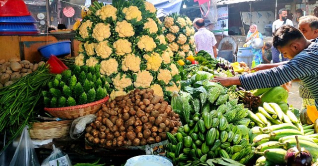 সবজি কিনতেও হিসাব করতে হচ্ছে সবজি কিনতেও হিসাব করতে হচ্ছে