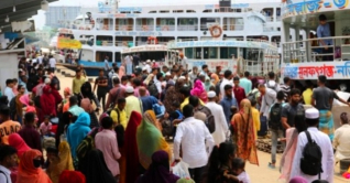 সদরঘাট টার্মিনালে ঢাকায় ফেরা মানুষের ঢল