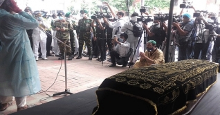 মায়ের কবরে সমাহিত হলেন সাহারা খাতুন মায়ের কবরে সমাহিত হলেন সাহারা খাতুন