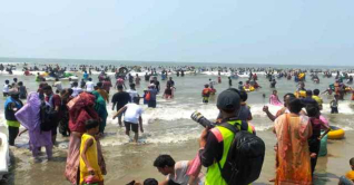 লাখো পর্যটকের উল্লাসে মেতে উঠেছে কক্সবাজার সৈকত