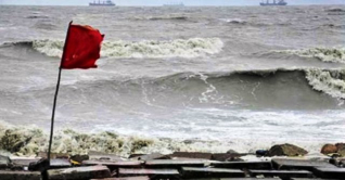 সমুদ্রবন্দর থেকে নামল সতর্ক সংকেত
