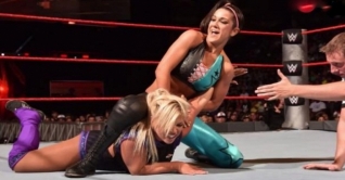 সৌদিতে আজ প্রথমবার হতে যাচ্ছে নারীদের রেসলিং সৌদিতে আজ প্রথমবার হতে যাচ্ছে নারীদের রেসলিং