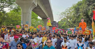 উৎসবের আমেজে শেষ হলো ‘আনন্দ শোভাযাত্রা’ উৎসবের আমেজে শেষ হলো ‘আনন্দ শোভাযাত্রা’