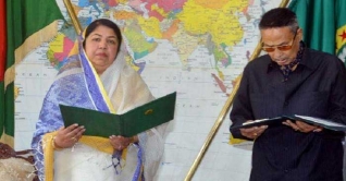 এরশাদকে বিরোধী দলীয় নেতা হিসেবে স্পিকারের `স্বীকৃতি` এরশাদকে বিরোধী দলীয় নেতা হিসেবে স্পিকারের `স্বীকৃতি`