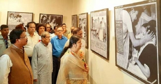 ‘শেখ হাসিনা বাংলাদেশের স্বপ্নসারথি’: চিত্র প্রদর্শনীর উদ্বোধন