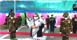 টুঙ্গিপাড়ায় বঙ্গবন্ধুর সমাধিতে প্রধানমন্ত্রীর শ্রদ্ধা
