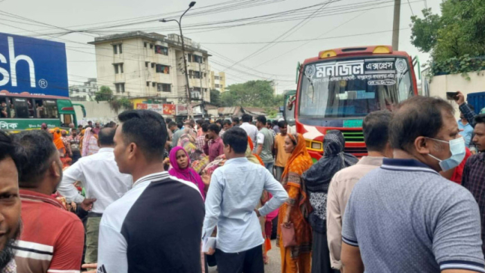 বেতনের দাবিতে তেজগাঁওয়ে পোশাককর্মীদের সড়ক অবরোধ