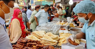 বেইলি রোডে জমজমাট ইফতার বাজার, দাম নিয়ে অসন্তোষ বেইলি রোডে জমজমাট ইফতার বাজার, দাম নিয়ে অসন্তোষ