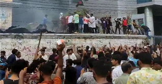 শেখ হাসিনার ধানমন্ডি কার্যালয়ে আগুন, জনতার উল্লাস শেখ হাসিনার ধানমন্ডি কার্যালয়ে আগুন, জনতার উল্লাস