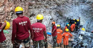 এক শিশুকে  বাঁচাতে ৫ শতাধিক উদ্ধারকর্মী