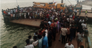 দৌলতদিয়ায় নিয়ন্ত্রণহীন বাস নদীতে, নারী ও শিশুসহ ১৫ লাশ উদ্ধার