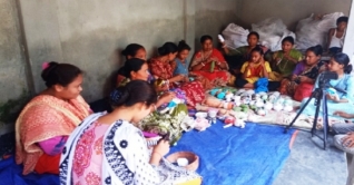 দিনাজপুরে সুই-সুতায় স্বাবলম্বী ৫ শতাধিক নারী দিনাজপুরে সুই-সুতায় স্বাবলম্বী ৫ শতাধিক নারী