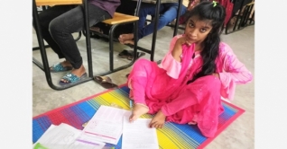 পা দিয়ে লিখে ভর্তিযুদ্ধে অদম্য সুরাইয়া