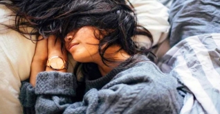সোয়েটার পরে ঘুমালে যত স্বাস্থ্যঝুঁকি সোয়েটার পরে ঘুমালে যত স্বাস্থ্যঝুঁকি
