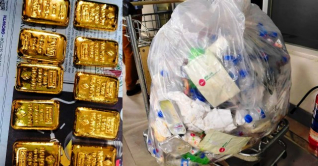 বিমানের বর্জ্যে মিলল কোটি টাকার স্বর্ণ বিমানের বর্জ্যে মিলল কোটি টাকার স্বর্ণ