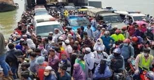 ফেরি চলাচল বন্ধ, ঘাটে ঘরমুখো মানুষের ঢল