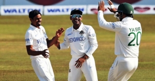 দিনের শুরুতে তাইজুলের জোড়া আঘাত