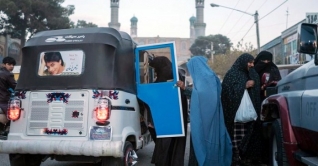 আফগান মেয়েদের ট্যাক্সিতে চড়া নিয়ে তালেবানের ফতোয়া আফগান মেয়েদের ট্যাক্সিতে চড়া নিয়ে তালেবানের ফতোয়া