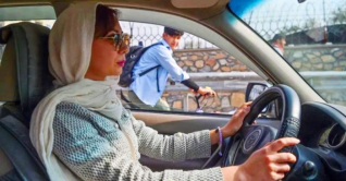 নারীদের ড্রাইভিং লাইসেন্স না দেওয়ার নির্দেশ তালেবানের