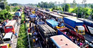 ঢাকা-টাঙ্গাইল মহাসড়‌কের ৩৫ কিমি এলাকায় যানজ‌ট