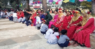 মায়ের পা ধুঁয়ে ভালবাসা দিবস পালন