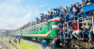 অতিরিক্ত ‍যাত্রীর চাপে ক্ষতিগ্রস্ত ট্রেন, মাঝপথে আটকা