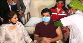 সস্ত্রীক কোভিড টিকা নিলেন ডিএসসিসি মেয়র তাপস