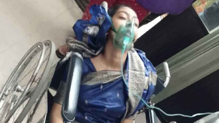  ঢাকা বিশ্ববিদ্যালয়ের অপরাজেয় বাংলার পাশে বজ্রপাতে আহত ছাত্রী -সংগৃহীত