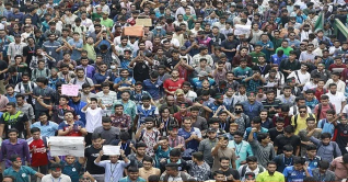 ৭ কলেজের শিক্ষার্থীদের সাইন্সল্যাব মোড় অবরোধ, তীব্র যানজট ৭ কলেজের শিক্ষার্থীদের সাইন্সল্যাব মোড় অবরোধ, তীব্র যানজট