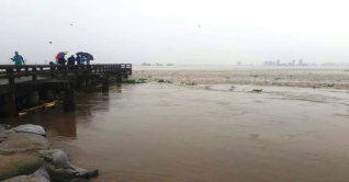 কুড়িগ্রামে তিস্তার স্রোতে দেবে গেছে ৩০ মিটার স্পার কুড়িগ্রামে তিস্তার স্রোতে দেবে গেছে ৩০ মিটার স্পার