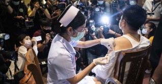 থাইল্যান্ডে করোনার টিকা দেয়া শুরু