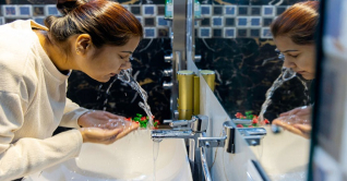 শীতে ঠান্ডা পানি দিয়ে মুখ ধোয়ার উপকারিতা শীতে ঠান্ডা পানি দিয়ে মুখ ধোয়ার উপকারিতা