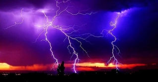 বজ্রপাত থেকে বাঁচতে স্বাস্থ্য অধিদপ্তরের নির্দেশনা বজ্রপাত থেকে বাঁচতে স্বাস্থ্য অধিদপ্তরের নির্দেশনা