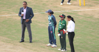 টস হেরে ব্যাটিং করছে বাংলাদেশের মেয়েরা টস হেরে ব্যাটিং করছে বাংলাদেশের মেয়েরা