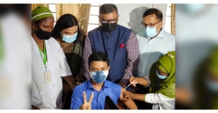 স্কুল শিক্ষার্থীদের করোনা টিকা দেওয়া শুরু
