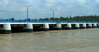 উজানের ঢল আর ভারি বৃষ্টিতে বাড়ছে তিস্তার পানি উজানের ঢল আর ভারি বৃষ্টিতে বাড়ছে তিস্তার পানি