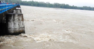 বিপৎসীমার ওপরে প্রবাহিত তিস্তা-ধরলা নদীর পানি