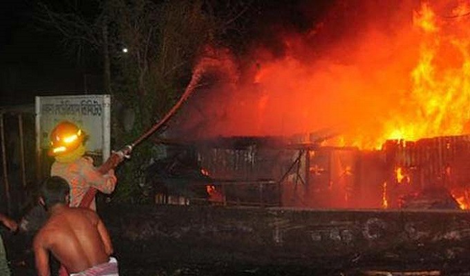 বনানী বস্তিতে আগুন: ৩ ঘণ্টার চেষ্টায় নিয়ন্ত্রণে