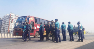 রাজধানীর প্রবেশ মুখে পুলিশের চেকপোস্ট, যান চলাচল কম
