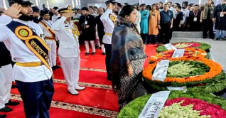 বঙ্গবন্ধুর প্রতিকৃতিতে স্পিকারের শ্রদ্ধা 