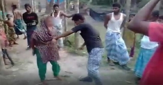 পরকীয়ার অভিযোগে নারী-পুরুষকে গাছে বেঁধে নির্যাতন (ভিডিও)